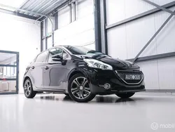 Zwart, metallic lak Gebruikt 2012 Peugeot 208 Griffe Hatchback | € 7.990 (Eerlijke prijs)