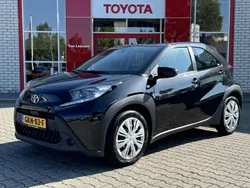 Zwart, metallic lak Gebruikt 2023 Toyota Aygo Play Hatchback | € 15.900 (Eerlijke prijs)