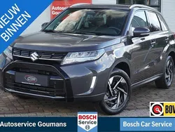 Grijs, metallic lak Gebruikt 2025 Suzuki Vitara Style SUV | € 31.950 (Eerlijke prijs)