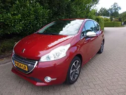 Rood Gebruikt 2013 Peugeot 208 Allure Hatchback | € 6.650 (Iets duurder)