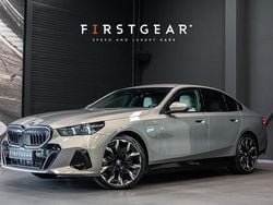 Grijs Gebruikt 2025 BMW 550e M Sport Sedan | € 89.900 (Super prijs)