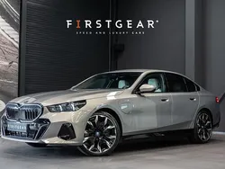 Grijs Gebruikt 2025 BMW 550e M Sport Sedan | € 92.900 (Goede deal)