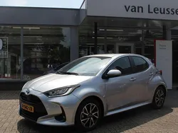 Grijs, metallic lak Gebruikt 2023 Toyota Yaris Hybrid Hatchback | € 22.640 (Eerlijke prijs)