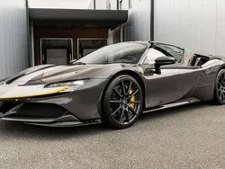 Grijs, metallic lak Gebruikt 2021 Ferrari SF90 Coupé | € 479.950