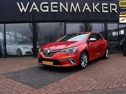 Rood, metallic lak Gebruikt 2017 Renault Mégane IV Signature Hatchback | € 10.450 (Eerlijke prijs)