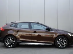 Bruin Gebruikt 2017 Volvo V40 CC Summum Stationwagen | € 19.945 (Eerlijke prijs)