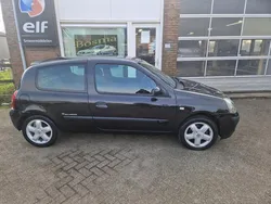 Zwart Gebruikt 2003 Renault Clio II Dynamique Hatchback | € 988 (Eerlijke prijs)