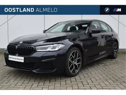 Carbonschwarz (donker zwart metallic) Gebruikt 2022 BMW 530 Executive Sedan | € 44.950 (Goede deal)