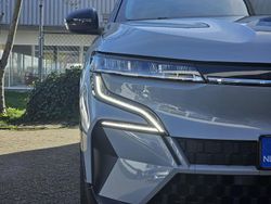 Grijs Gebruikt 2023 Renault Megane E-Tech Evolution Hatchback | € 28.900 (Eerlijke prijs)