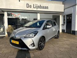 Grijs (metallic) Gebruikt 2018 Toyota Yaris Hybrid Design Hatchback | € 16.450 (Eerlijke prijs)