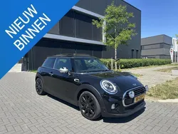 Zwart Gebruikt 2017 Mini Cooper Business Hatchback | € 16.950 (Eerlijke prijs)
