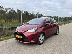 Rood Gebruikt 2017 Toyota Yaris MPV | € 13.950 (Eerlijke prijs)