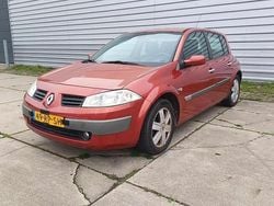 Rood Gebruikt 2005 Renault Mégane II Luxe Hatchback | € 1.750 (Eerlijke prijs)