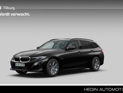 Zwart (metallic) Gebruikt 2022 BMW 330e Executive Stationwagen | € 36.880 (Eerlijke prijs)