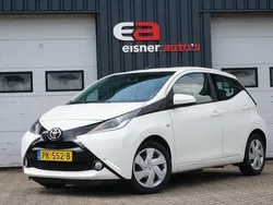 Wit Gebruikt 2017 Toyota Aygo X-play Hatchback | € 6.449 (Eerlijke prijs)