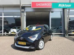 Zwart, andere lak Gebruikt 2020 Toyota Aygo X-play Hatchback | € 15.490 (Eerlijke prijs)