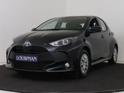 Zwart, metallic lak Gebruikt 2024 Toyota Yaris Active Hatchback | € 23.950 (Eerlijke prijs)
