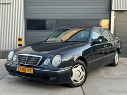 Blauw Gebruikt 2000 Mercedes E220 Avantgarde Sedan | € 1.999