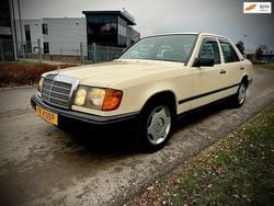 Beige Gebruikt 1985 Mercedes E230 Sedan | € 7.950