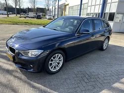Blauw, metallic lak Gebruikt 2014 BMW 320 Executive Stationwagen | € 9.995 (Super prijs)