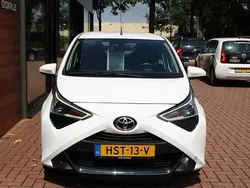 Wit, metallic lak Gebruikt 2021 Toyota Aygo Hatchback | € 10.950 (Eerlijke prijs)