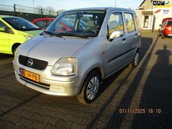 Grijs (metallic) Gebruikt 2002 Opel Agila Comfort Hatchback | € 999 (Eerlijke prijs)