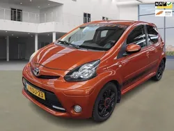 Oranje, metallic lak Gebruikt 2013 Toyota Aygo Hatchback | € 4.450 (Eerlijke prijs)