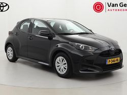 Zwart Gebruikt 2022 Toyota Yaris Hybrid Active Hatchback | € 19.499 (Eerlijke prijs)