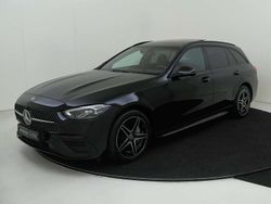 Zwart, metallic lak Gebruikt 2024 Mercedes C300e AMG line Stationwagen | € 49.945 (Eerlijke prijs)
