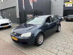 Blauw, metallic lak Gebruikt 2005 VW Golf IV Hatchback | € 2.999 (Eerlijke prijs)