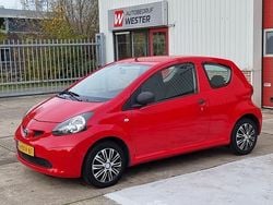 Rood Gebruikt 2009 Toyota Aygo Hatchback | € 2.250 (Eerlijke prijs)