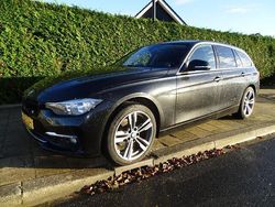 Zwart (metallic) Gebruikt 2017 BMW 320 Stationwagen | € 14.950 (Goede deal)