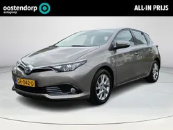 Bruin Gebruikt 2015 Toyota Auris Hybrid Hatchback | € 14.440 (Eerlijke prijs)