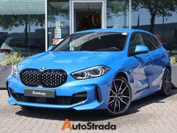 Blauw, metallic lak Gebruikt 2021 BMW 118 M Sport Hatchback | € 21.650 (Eerlijke prijs)