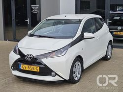 Wit Gebruikt 2015 Toyota Aygo X-play Hatchback | € 11.949 (Eerlijke prijs)