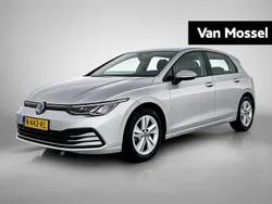 Grijs Gebruikt 2022 VW Golf VIII Life Hatchback | € 22.900 (Eerlijke prijs)