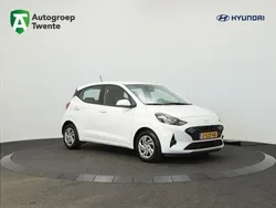 Atlas white (wit metallic) Gebruikt 2024 Hyundai i10 Comfort Hatchback | € 16.745 (Eerlijke prijs)