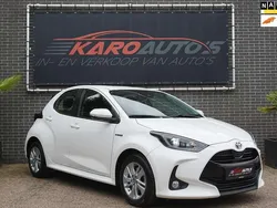 Wit Gebruikt 2021 Toyota Yaris Hybrid Comfort Hatchback | € 17.950 (Eerlijke prijs)