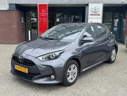 Grijs Gebruikt 2024 Toyota Yaris Hybrid Active Hatchback | € 23.499 (Eerlijke prijs)