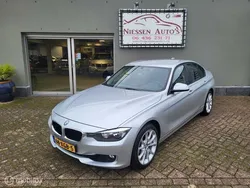 Grijs, metallic lak Gebruikt 2012 BMW 320 Sport Line Sedan | € 12.950 (Iets duurder)