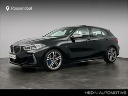 Saphirschwarz metallic (zwart metallic) Gebruikt 2024 BMW M135 Comfort Edition Hatchback | € 51.880 (Eerlijke prijs)