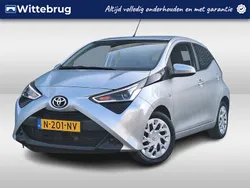 Grijs, metallic lak Gebruikt 2021 Toyota Aygo X-play Hatchback | € 11.925 (Eerlijke prijs)
