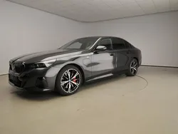 Grijs, metallic lak Gebruikt 2024 BMW 550e M Sport Sedan | € 79.900