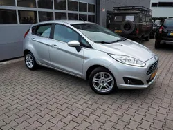 Grijs, metallic lak Gebruikt 2015 Ford Fiesta Titanium Hatchback | € 7.350 (Eerlijke prijs)