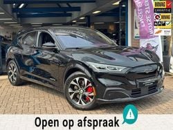 Zwart Gebruikt 2021 Ford Mustang Mach-E SUV | € 29.950 (Goede deal)
