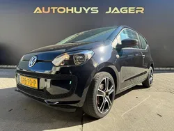 Zwart Gebruikt 2015 VW up! Groove Hatchback | € 5.950 (Goede deal)