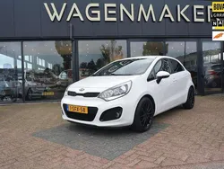 Wit, metallic lak Gebruikt 2013 Kia Rio Plus Hatchback | € 5.250 (Eerlijke prijs)