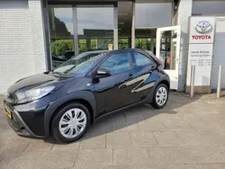Zwart, metallic lak Nieuw 2025 Toyota Aygo Play Hatchback | € 19.999 (Eerlijke prijs)