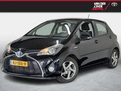 Zwart Gebruikt 2016 Toyota Yaris Hybrid Trend Hatchback | € 15.950 (Iets duurder)