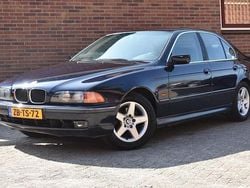 Blauw, metallic lak Gebruikt 1999 BMW 520 Executive Sedan | € 2.449 (Eerlijke prijs)